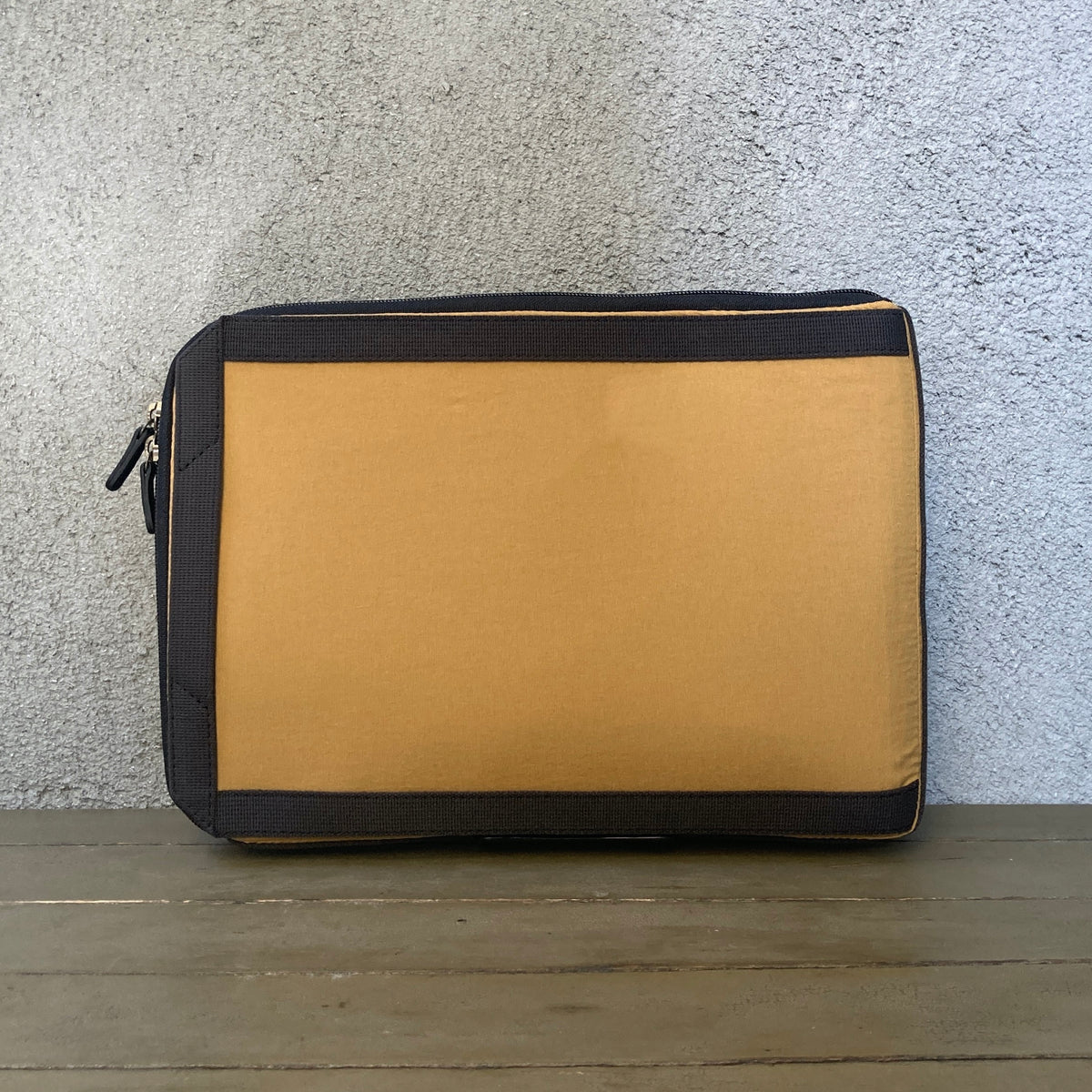 POSTALCO ｜スリムラップトップケース｜Yellow Ochre – Roundabout & OUTBOUND