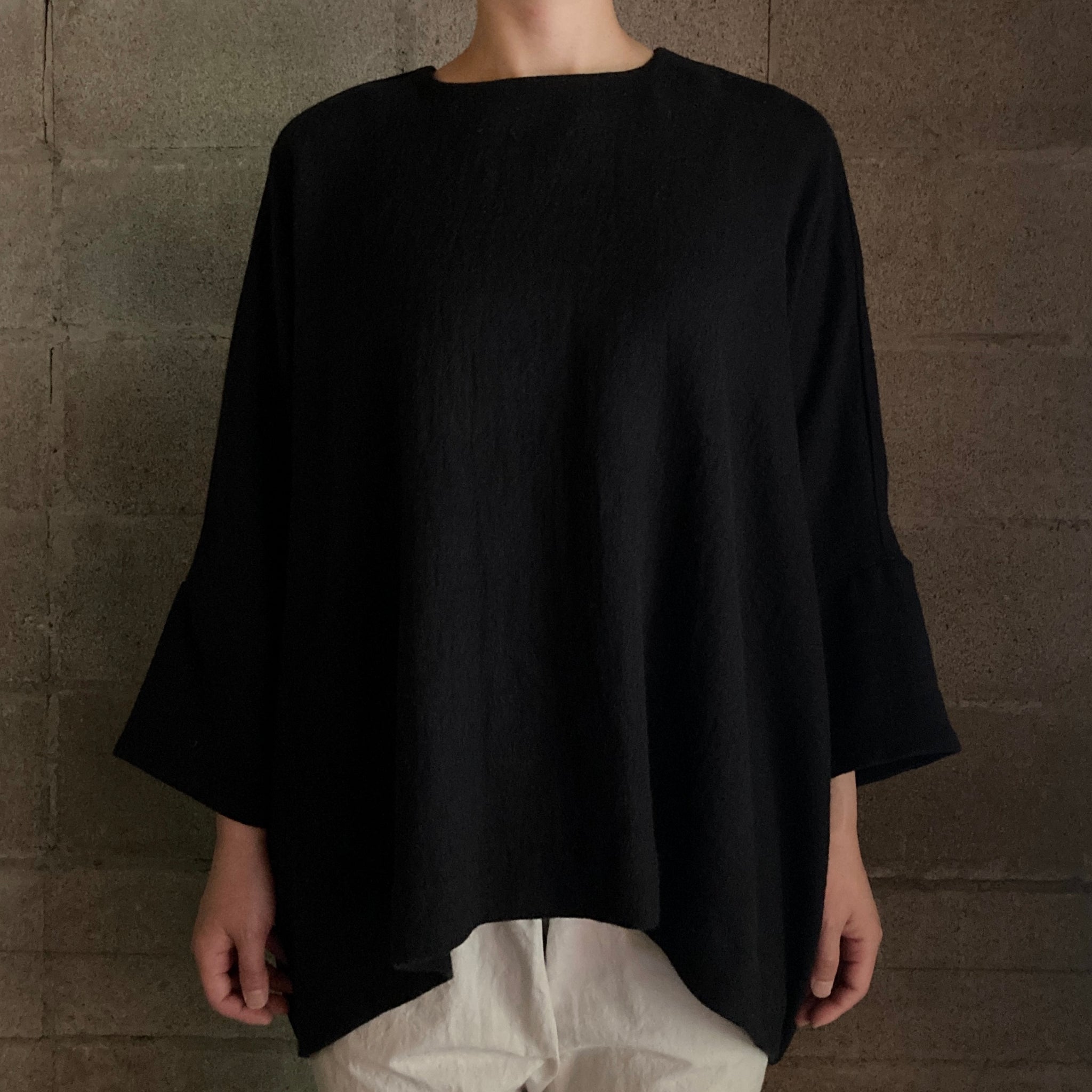 COSMIC WONDER｜20CW01195｜Old linen wool twill big square top｜Black