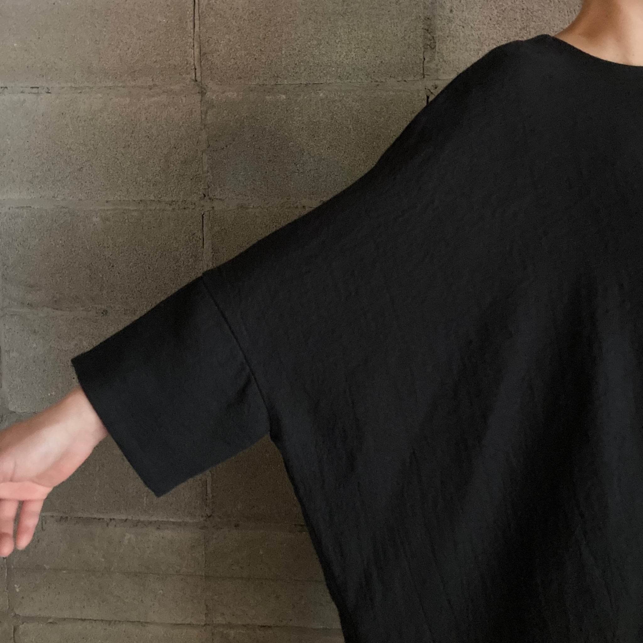 COSMIC WONDER｜20CW01195｜Old linen wool twill big square top｜Black