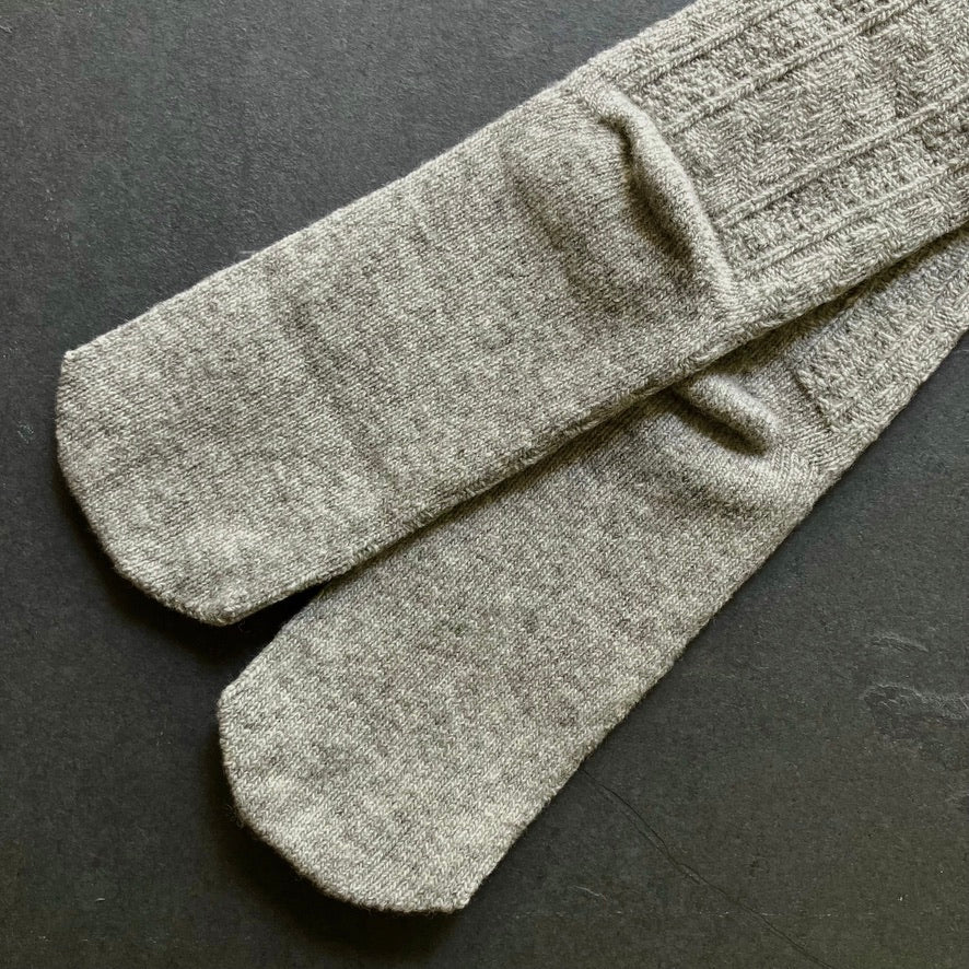 COSMIC WONDER｜22CW88013｜ラムウールのケーブルニットソックス｜Gray