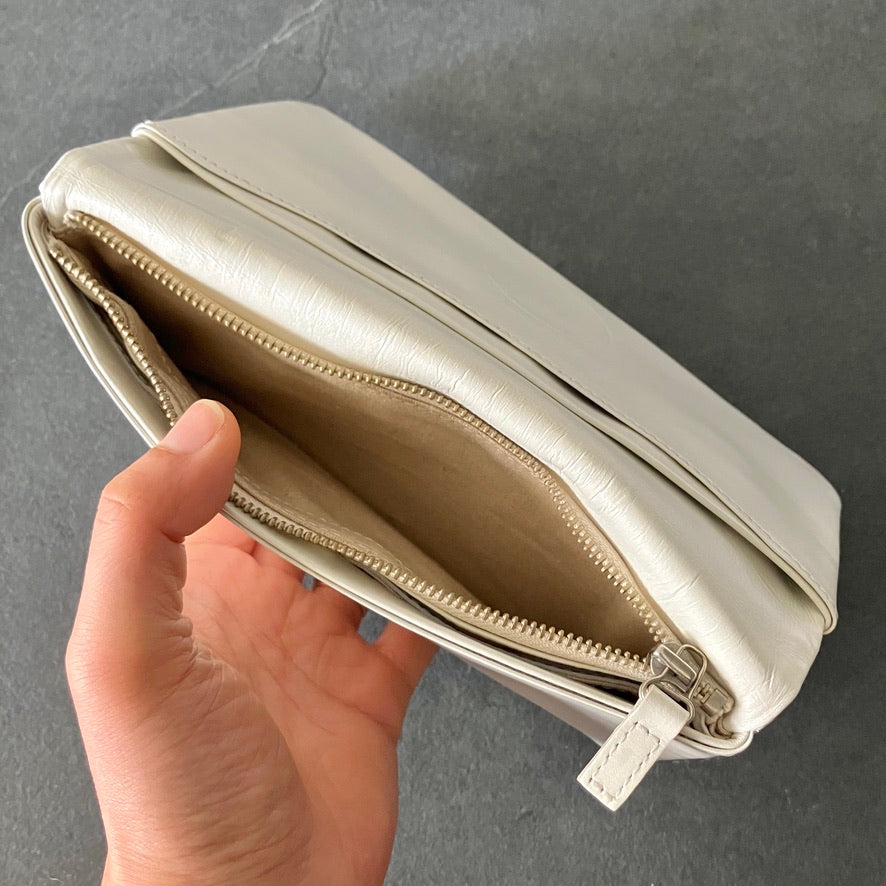 COSMIC WONDER｜19CW83105｜Naturally-tanned leather wallet｜Light gray ...