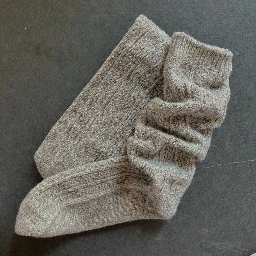 COSMIC WONDER｜22CW88013｜ラムウールのケーブルニットソックス｜Gray