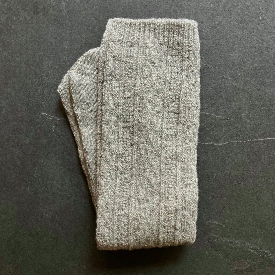 COSMIC WONDER｜22CW88013｜ラムウールのケーブルニットソックス｜Gray