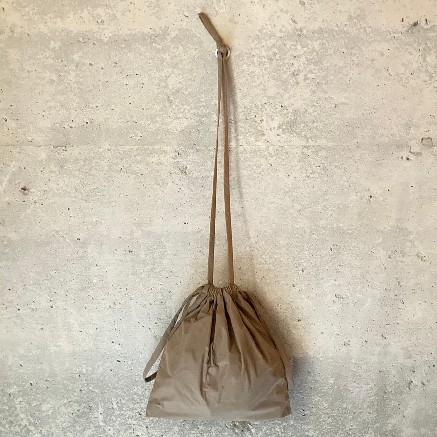 formuniform｜フォームユニフォーム｜ Drawstring Bag with Strap SS｜Taupe