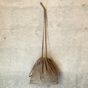 formuniform｜フォームユニフォーム｜ Drawstring Bag with Strap SS｜Taupe