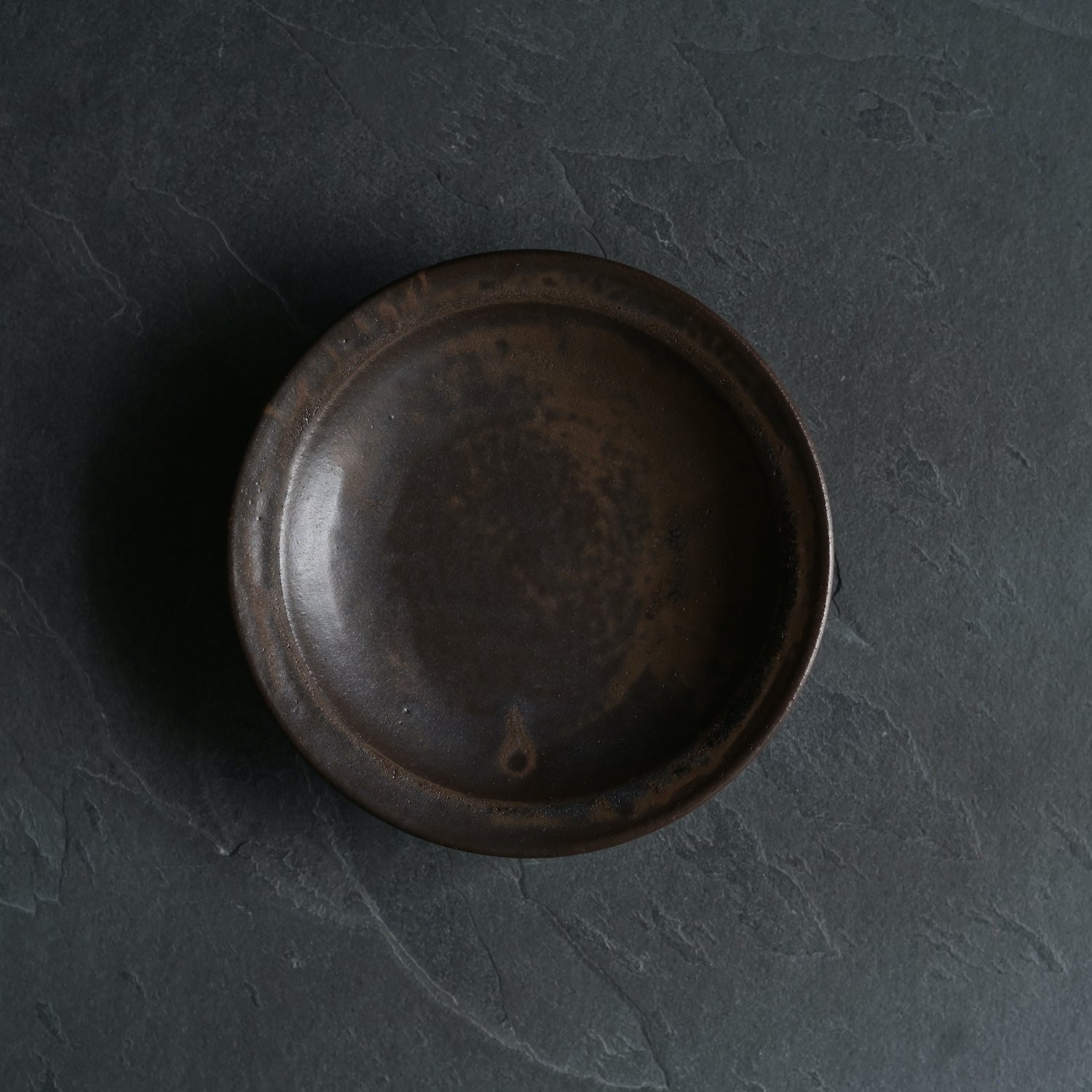 平山元康｜飴黒皿＜６寸＞｜25-047