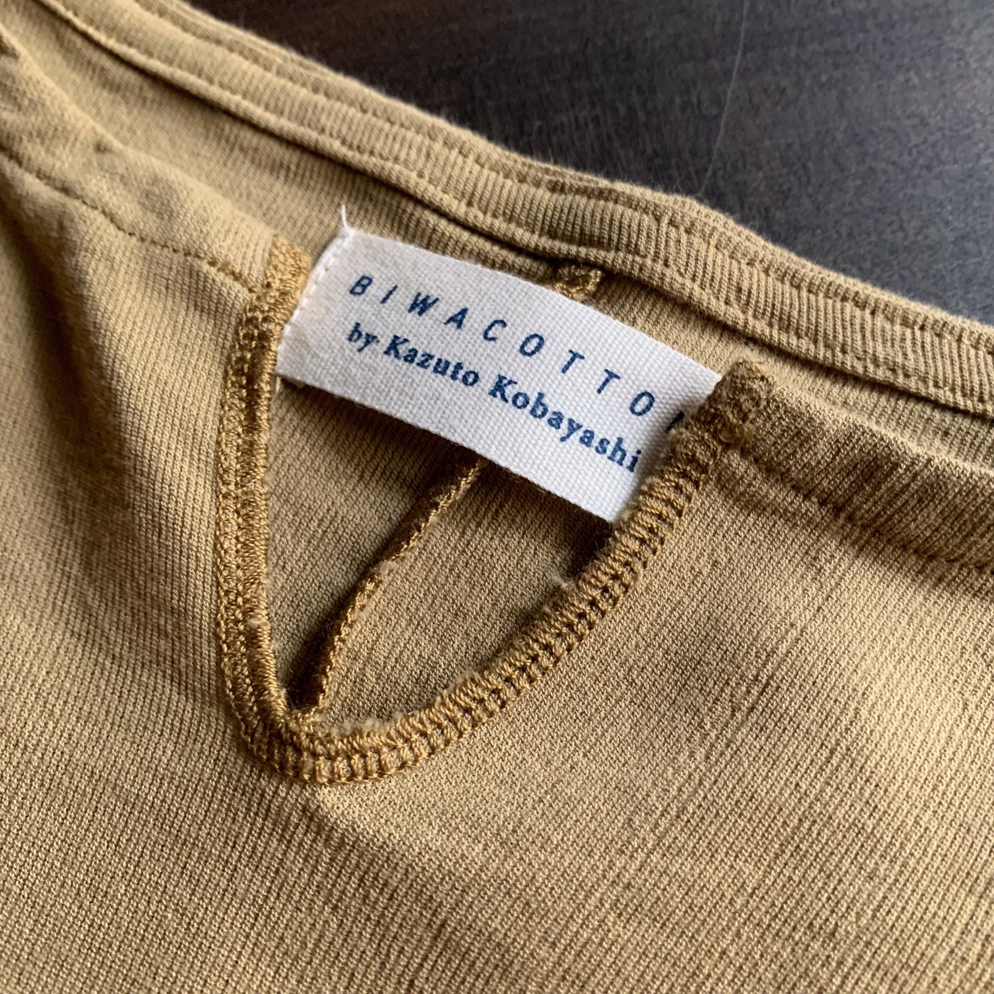 BIWACOTTON×KAZUTO KOBAYASHI｜ビワコットン｜キーネックTシャツ｜3413806｜タンベージュ