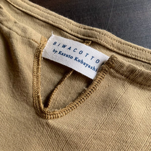 BIWACOTTON×KAZUTO KOBAYASHI｜ビワコットン｜キーネックTシャツ｜3413806｜タンベージュ
