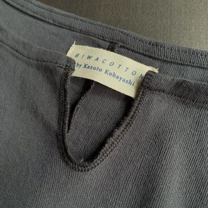 BIWACOTTON×KAZUTO KOBAYASHI｜ビワコットン｜キーネックTシャツ｜3413806｜スミクロ