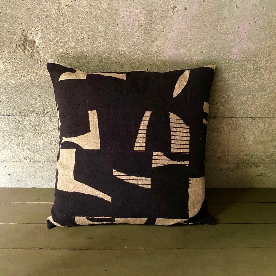 mills  | Abstract cushion  |  Charcoal ｜43x43cm