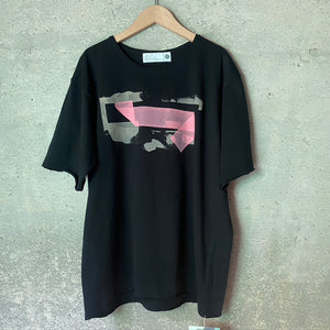 spoken words project × Roundabout ｜路地裏 T-shirt｜Black x Pink