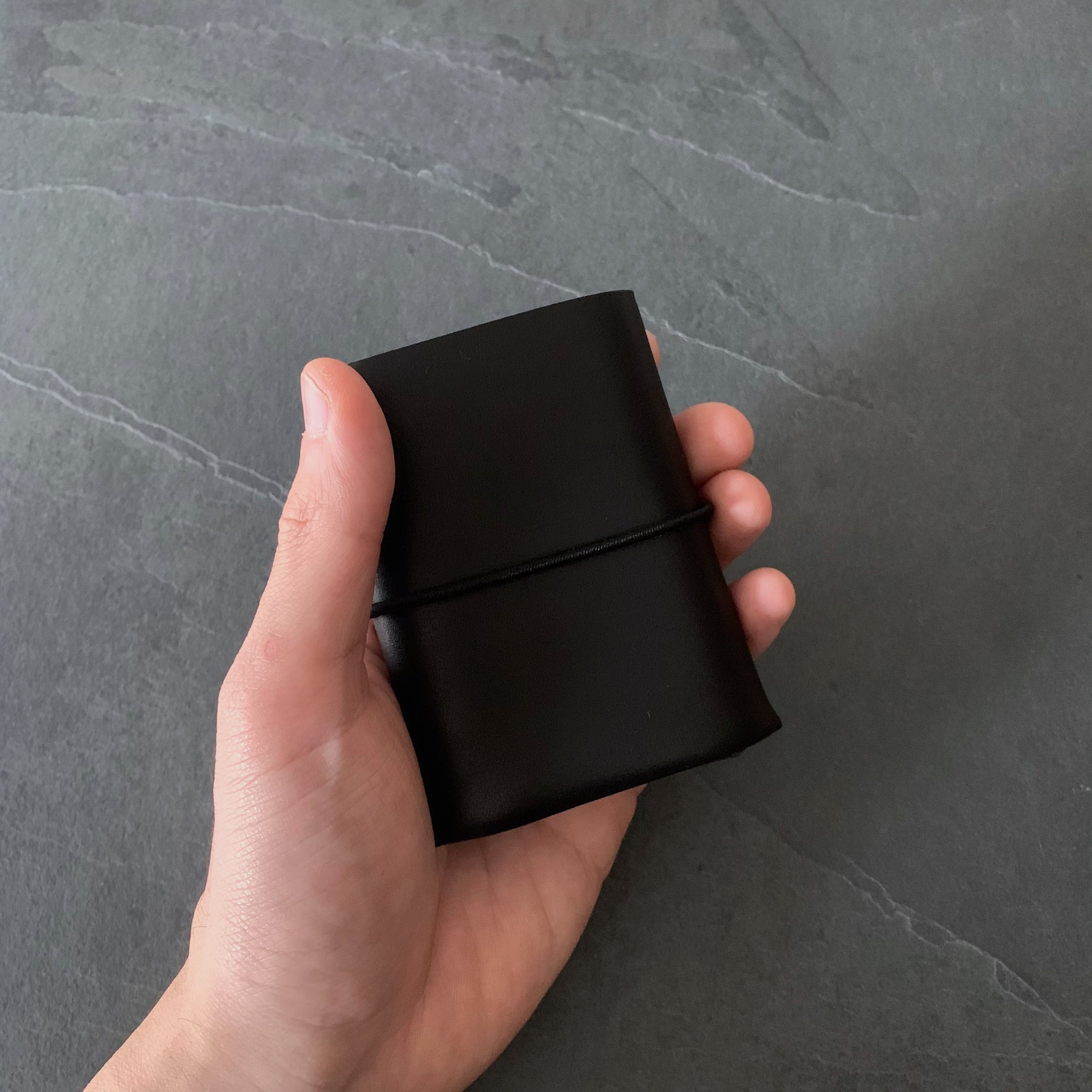 irose｜イロセ｜SEAMLESS COMPACT WALLET｜BLACK